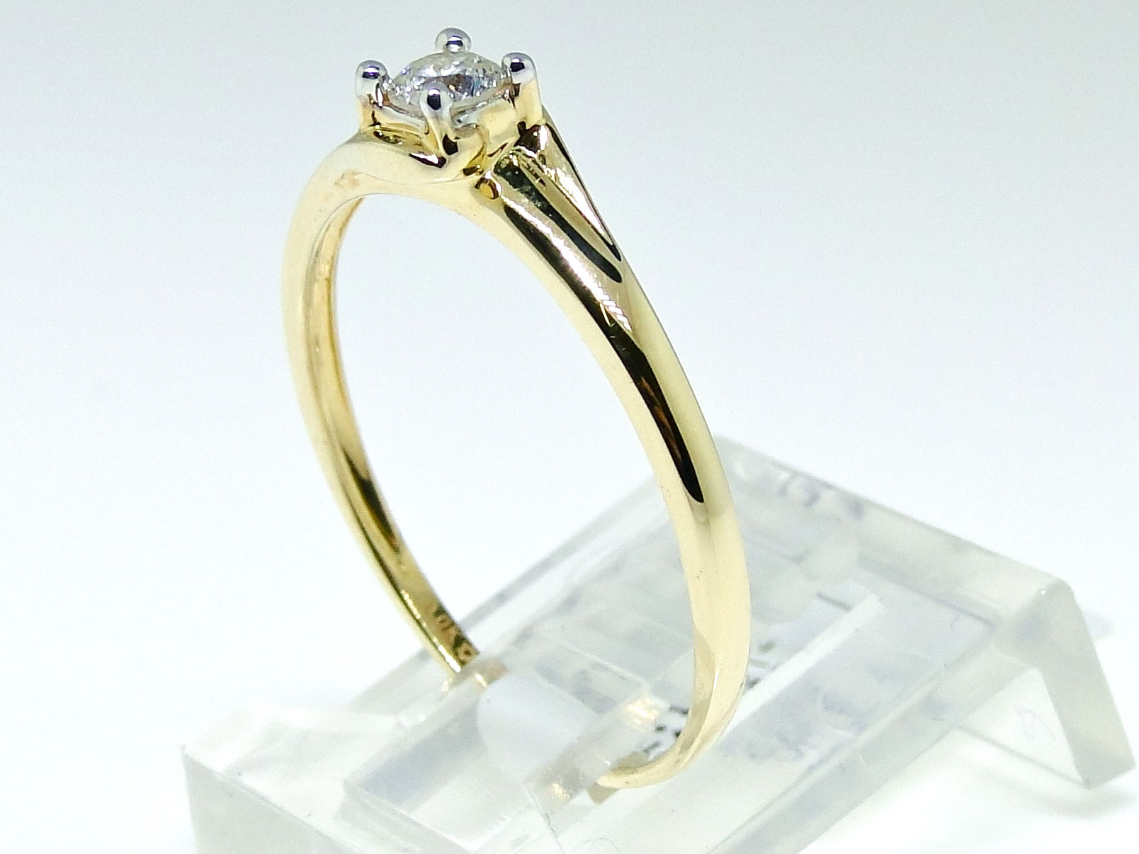 simple gold band solitaire diamond ring